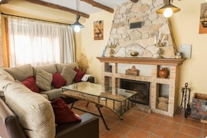 House, 6 Bedrooms | Living room