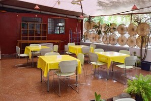 2 restaurants; breakfast, lunch, and dinner served - Hôtel Saint-Jean (Cotonou)