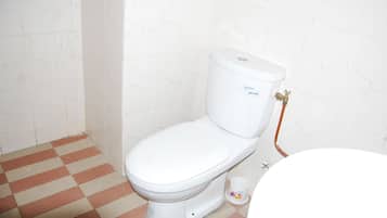 Comfort Double or Twin Room, Multiple Beds, Non Smoking | Bathroom | Shower, free toiletries, towels