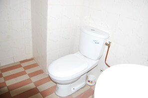 Comfort Double or Twin Room, Multiple Beds, Non Smoking | Bathroom | Shower, free toiletries, towels - Hôtel Saint-Jean (Cotonou)