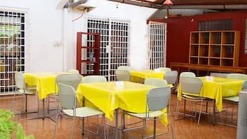 2 restaurantes; se sirven desayunos y cocina local e internacional