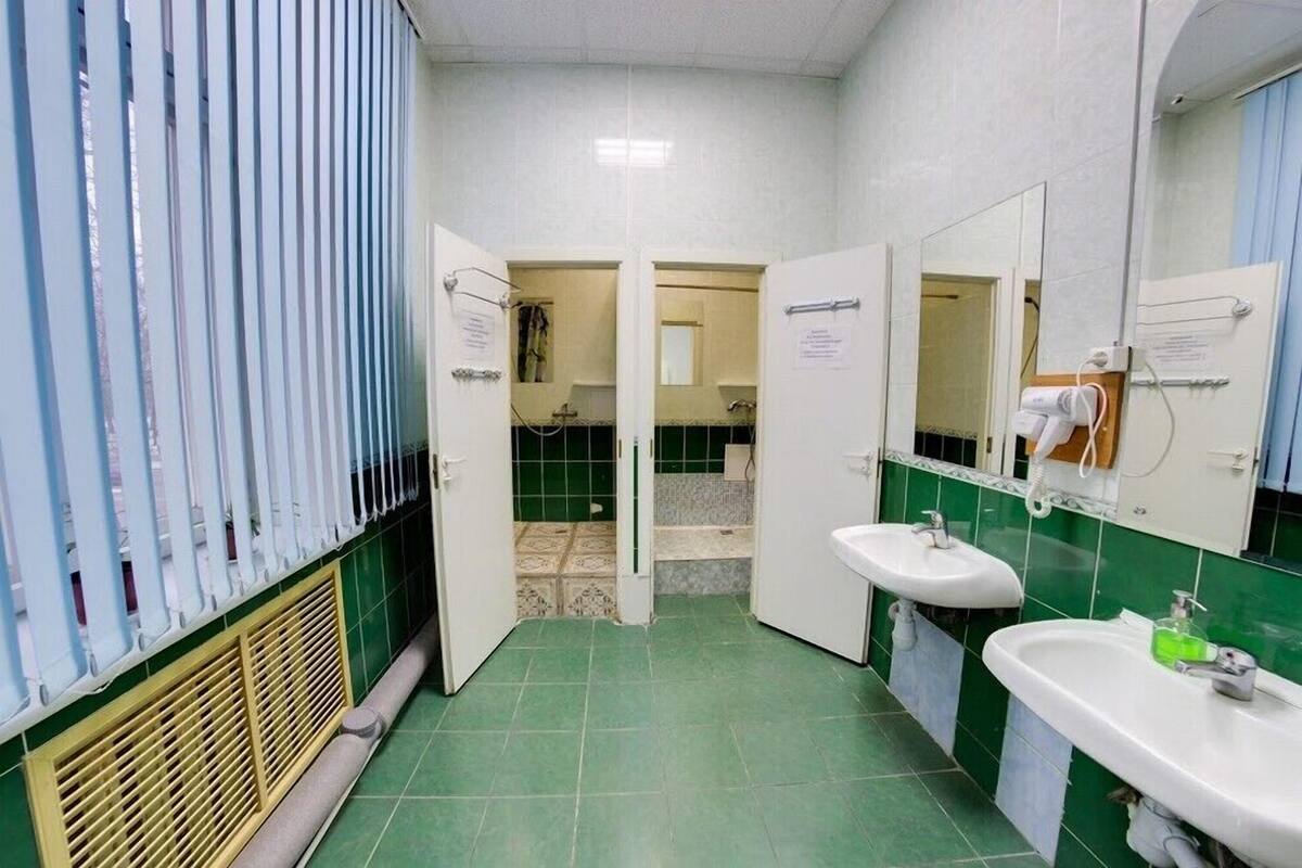Deep soaking tub