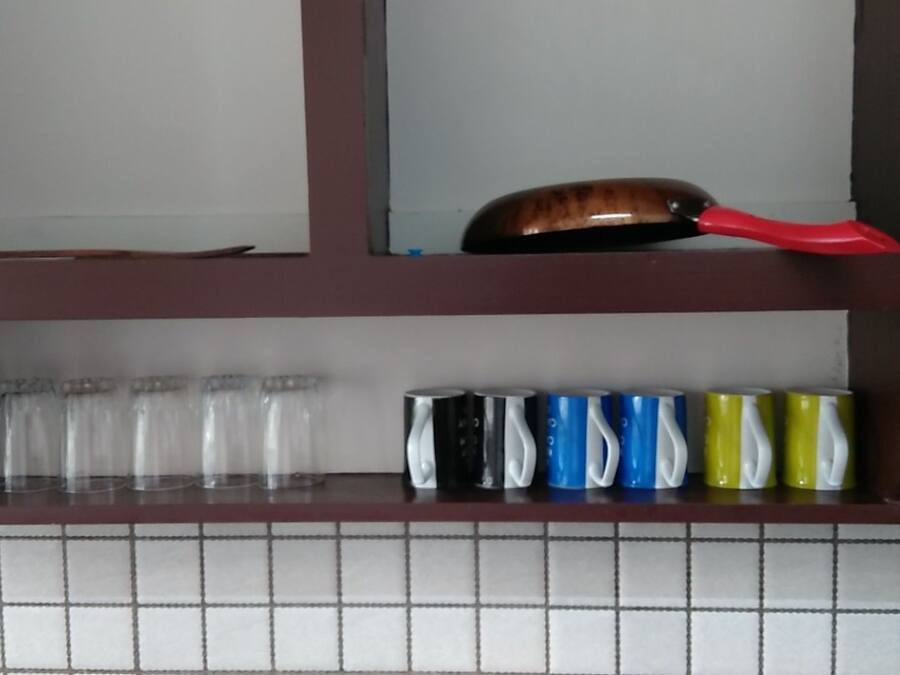 Una estantería de cocina con diversos utensilios.