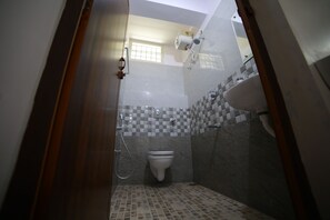 Shower, rainfall showerhead, free toiletries, towels - Indeevaram Residency (Thiruvananthapuram)