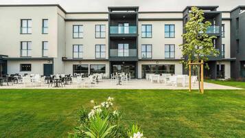 Se sirven cenas y cocina francesa