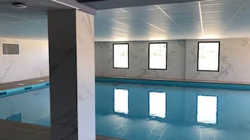 Indoor pool, sun loungers