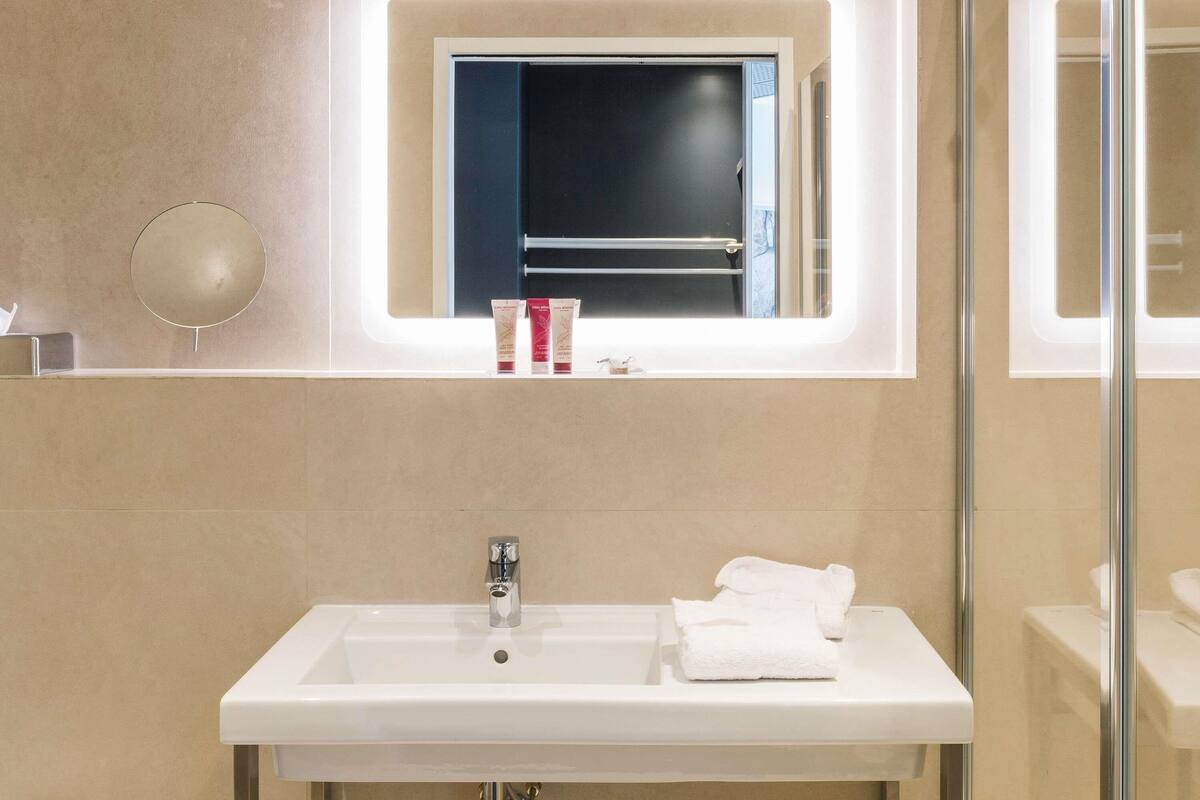 Pillowtop beds, minibar, in-room safe, blackout drapes