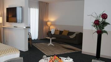 Pillowtop beds, minibar, in-room safe, blackout drapes