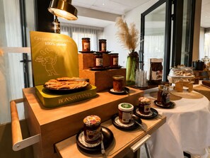 Ein Frühstücksbuffet mit einem Schild, auf dem 'Céréales gourmandes 100% plaisir' und die Marke 'Bons & Vivants' steht.