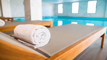 Piscine couverte, chaises longues