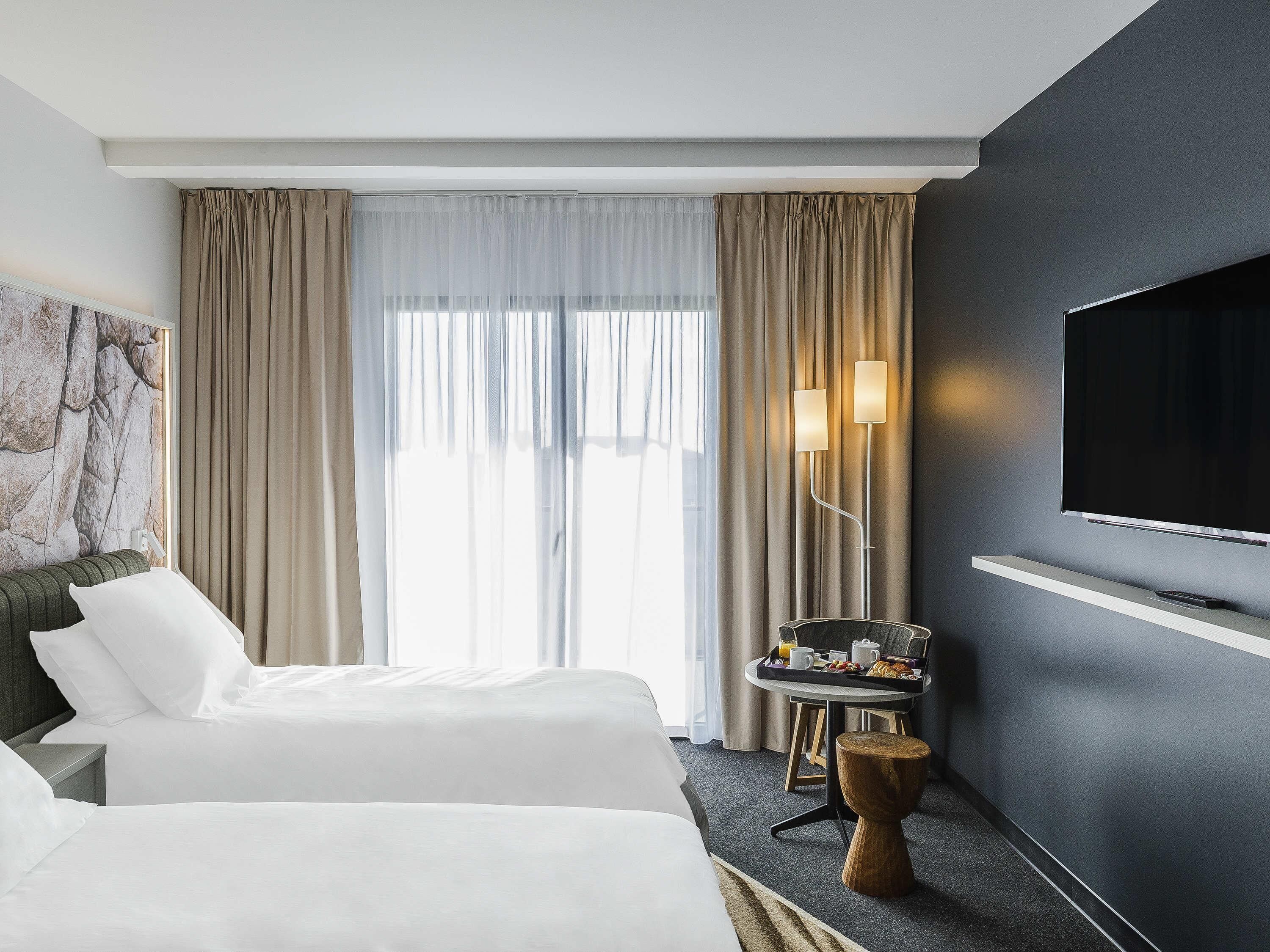 Tomannsrom – classic, 2 enkeltsenger | Senger med overmadrass, minibar, safe på rommet og blendingsgardiner