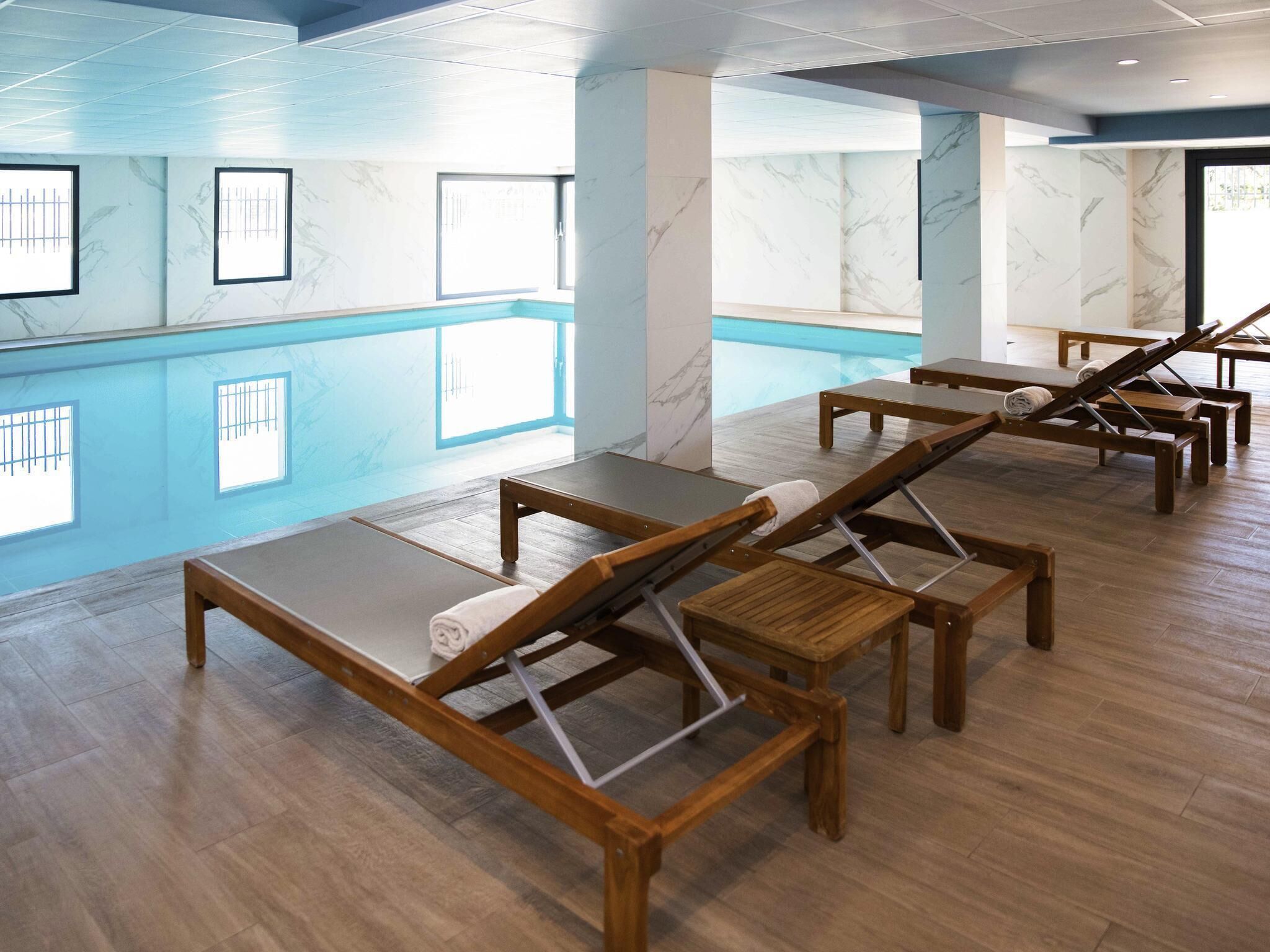 Sauna seca, banheira de hidromassagem, sauna a vapor