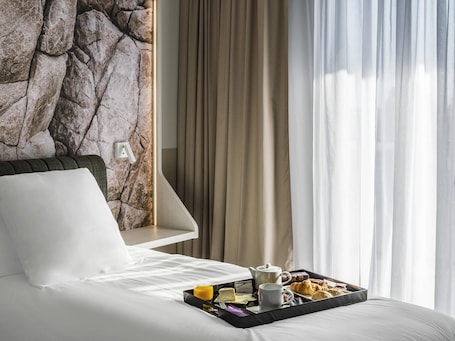 Surmatelas, minibar, coffres-forts dans les chambres, rideaux occultants. Mercure Hotel & Spa Bastia Biguglia