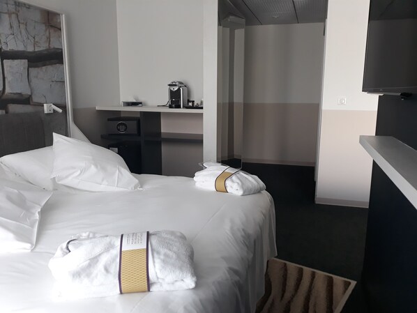 Junior Suite, Terrace | Pillowtop beds, minibar, in-room safe, blackout drapes