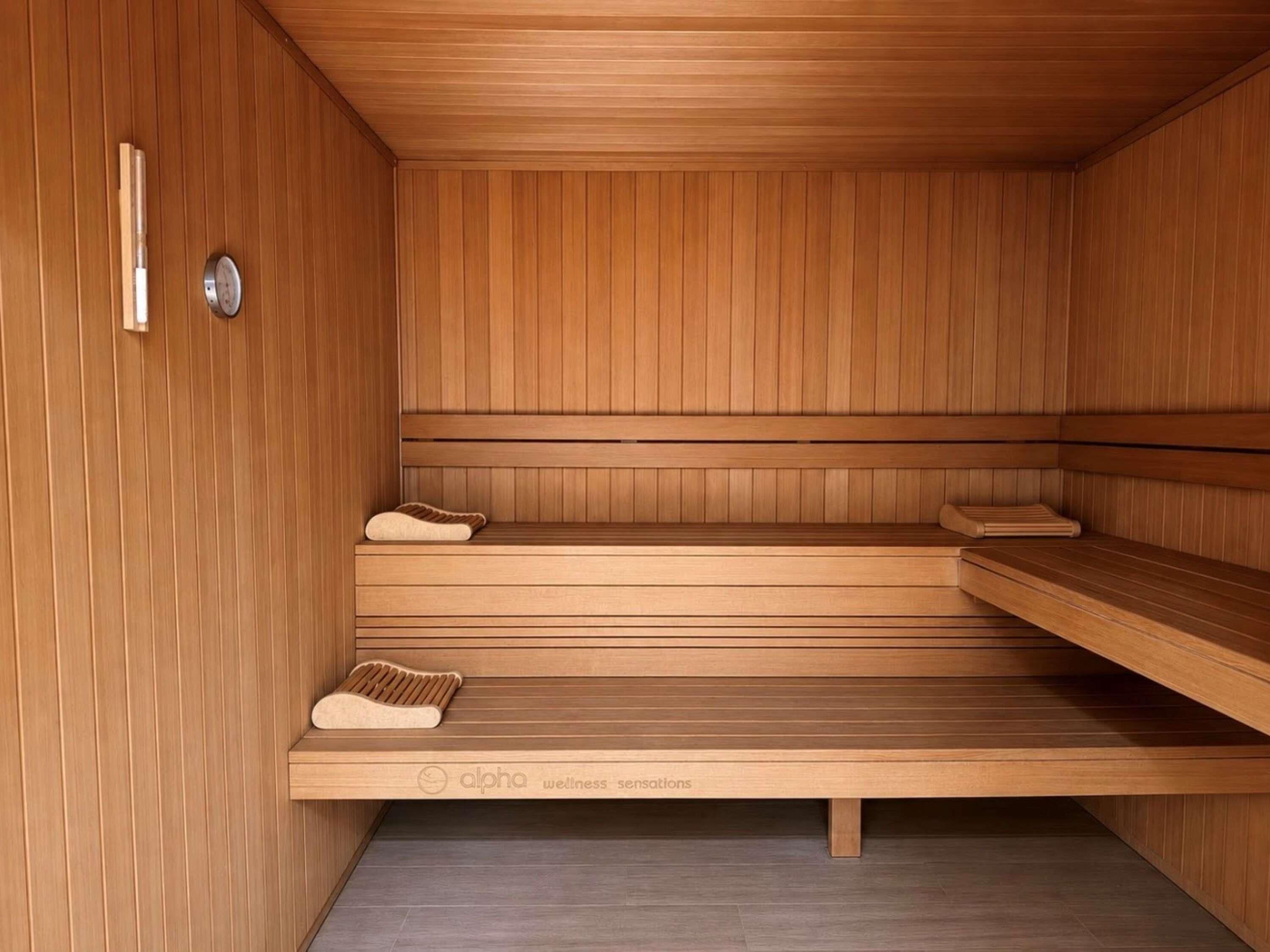Una sauna con bancos de madera y un panel de control.