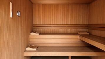 Una sauna con bancos de madera y un panel de control.