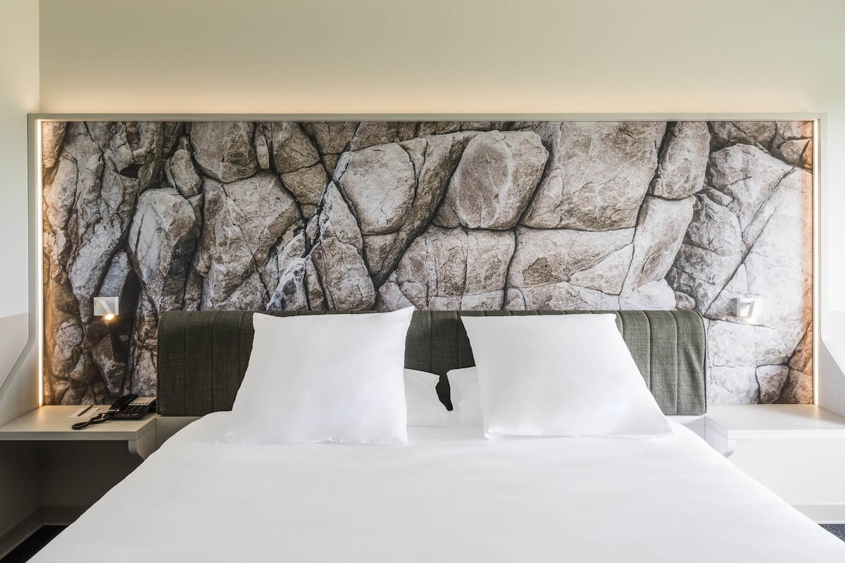 Pillowtop beds, minibar, in-room safe, blackout drapes