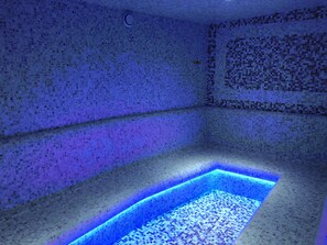 Sauna, spa, bain de vapeur, soins du corps, enveloppements, exfoliation