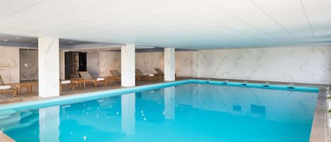 Indoor pool, sun loungers