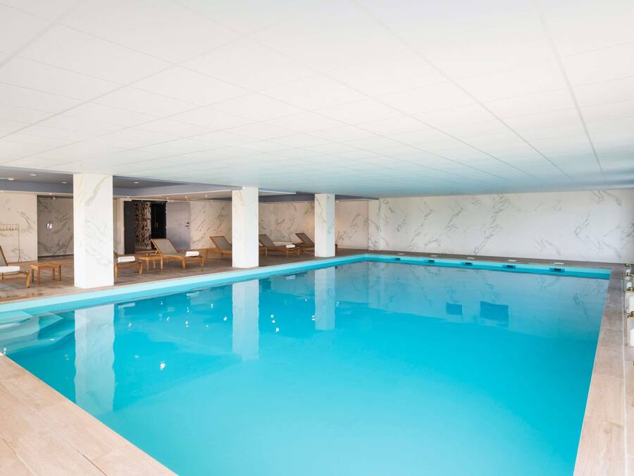 Piscina coperta, lettini
