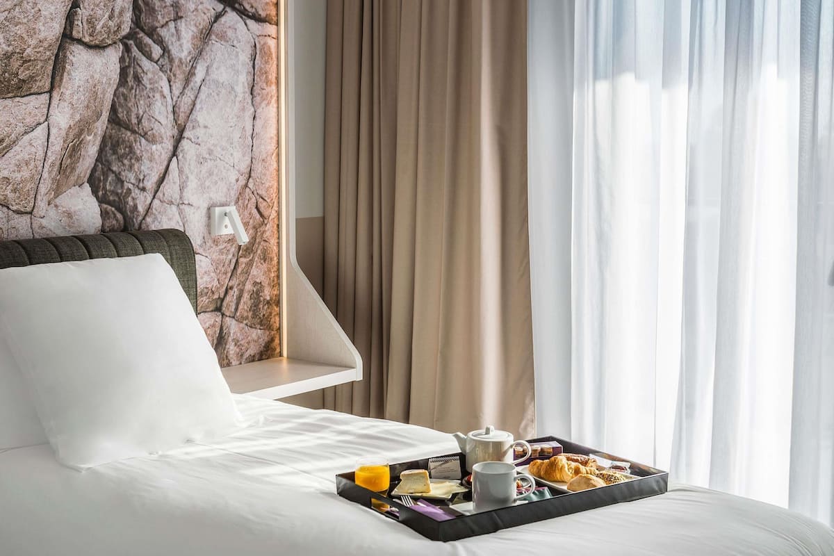 Pillowtop beds, minibar, in-room safe, blackout drapes