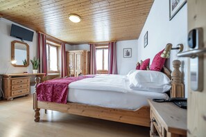 Hypo-allergenic bedding, in-room safe, desk, free WiFi - Hotel Vorab - Family business with heart (Flims)