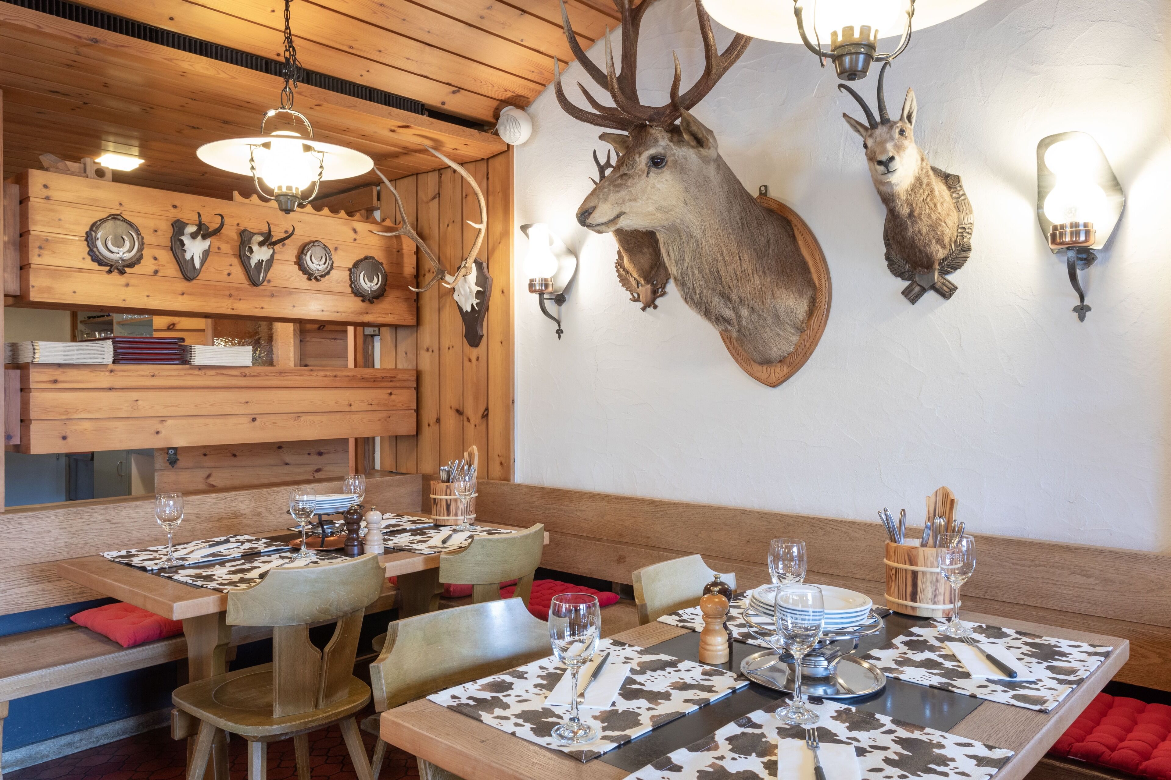 3 restaurants, lunch, dinner served; local and international cuisine