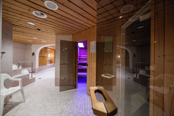 Sauna, steam room