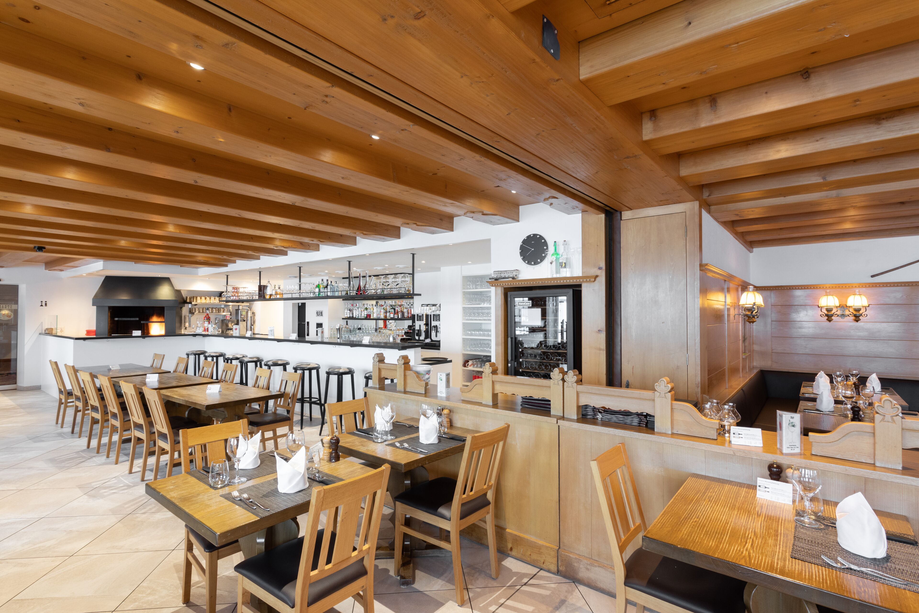 3 restaurants, lunch, dinner served; local and international cuisine