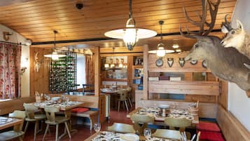 3 restaurants, spécialités Cuisine locale et internationale