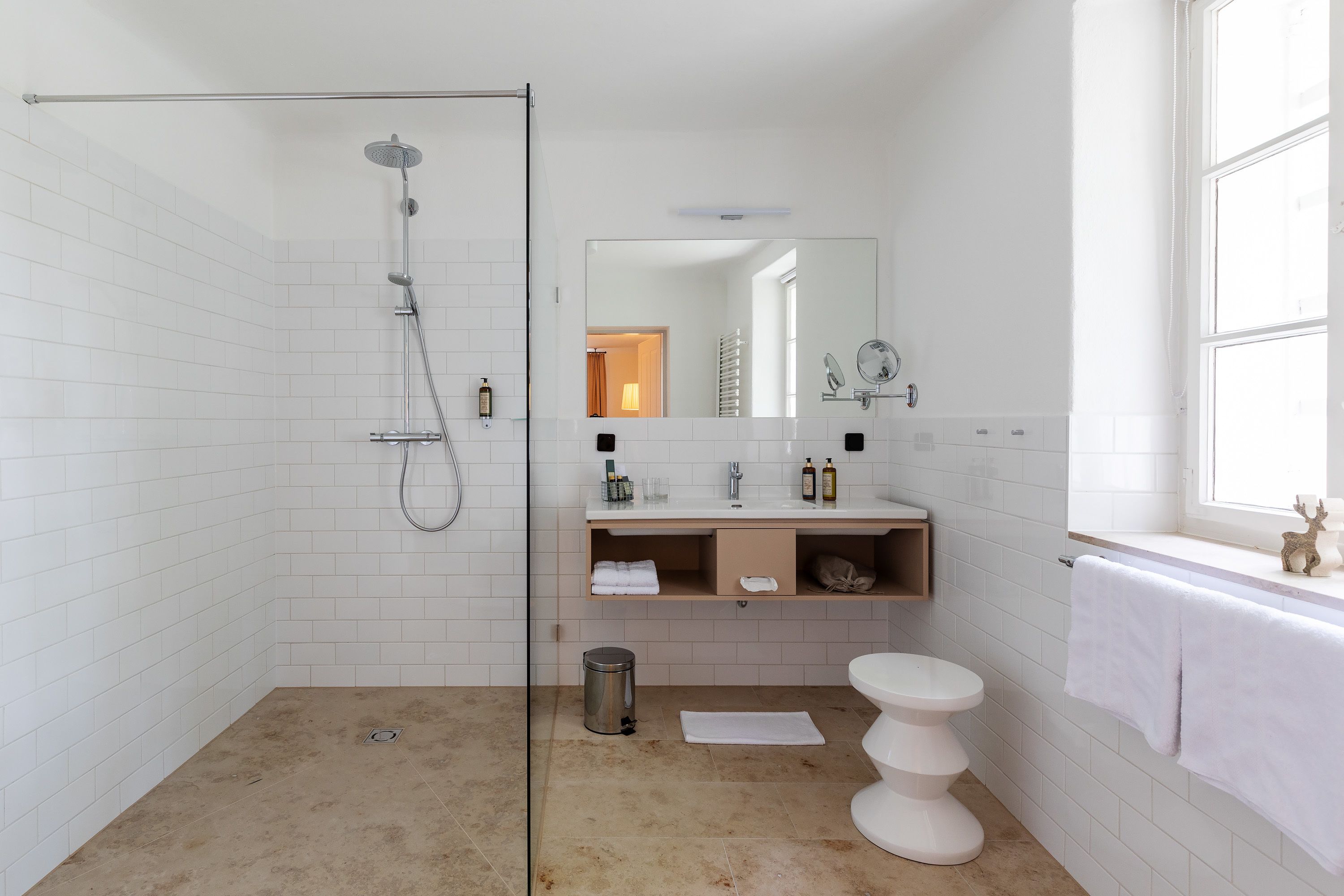 Junior-Suite | Badezimmer | Dusche, Regendusche, kostenlose Toilettenartikel, Haartrockner
