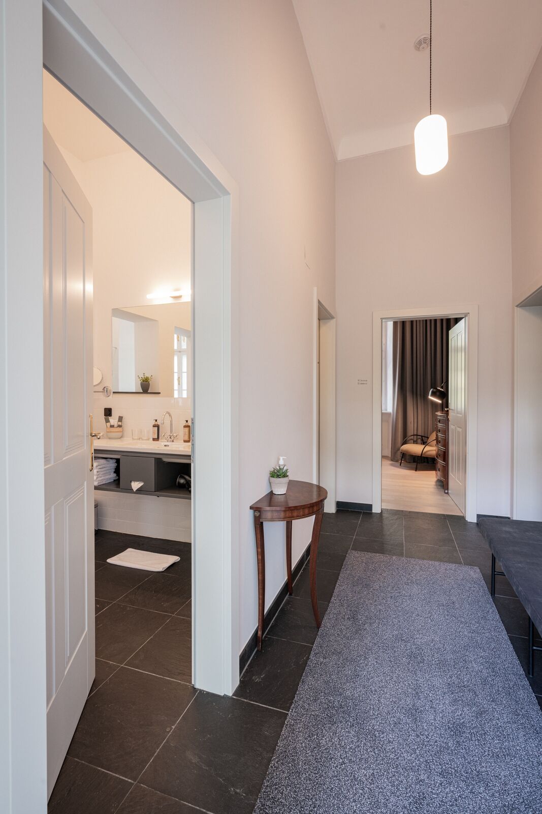 Suite | Bathroom | Shower, rainfall showerhead, free toiletries, hair dryer