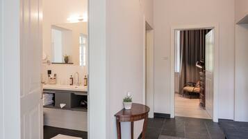 Suite | Bathroom | Shower, rainfall showerhead, free toiletries, hair dryer