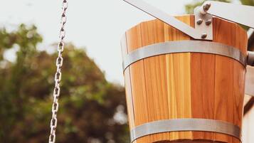 Un columpio de madera con cadena metálica y sistema de poleas.