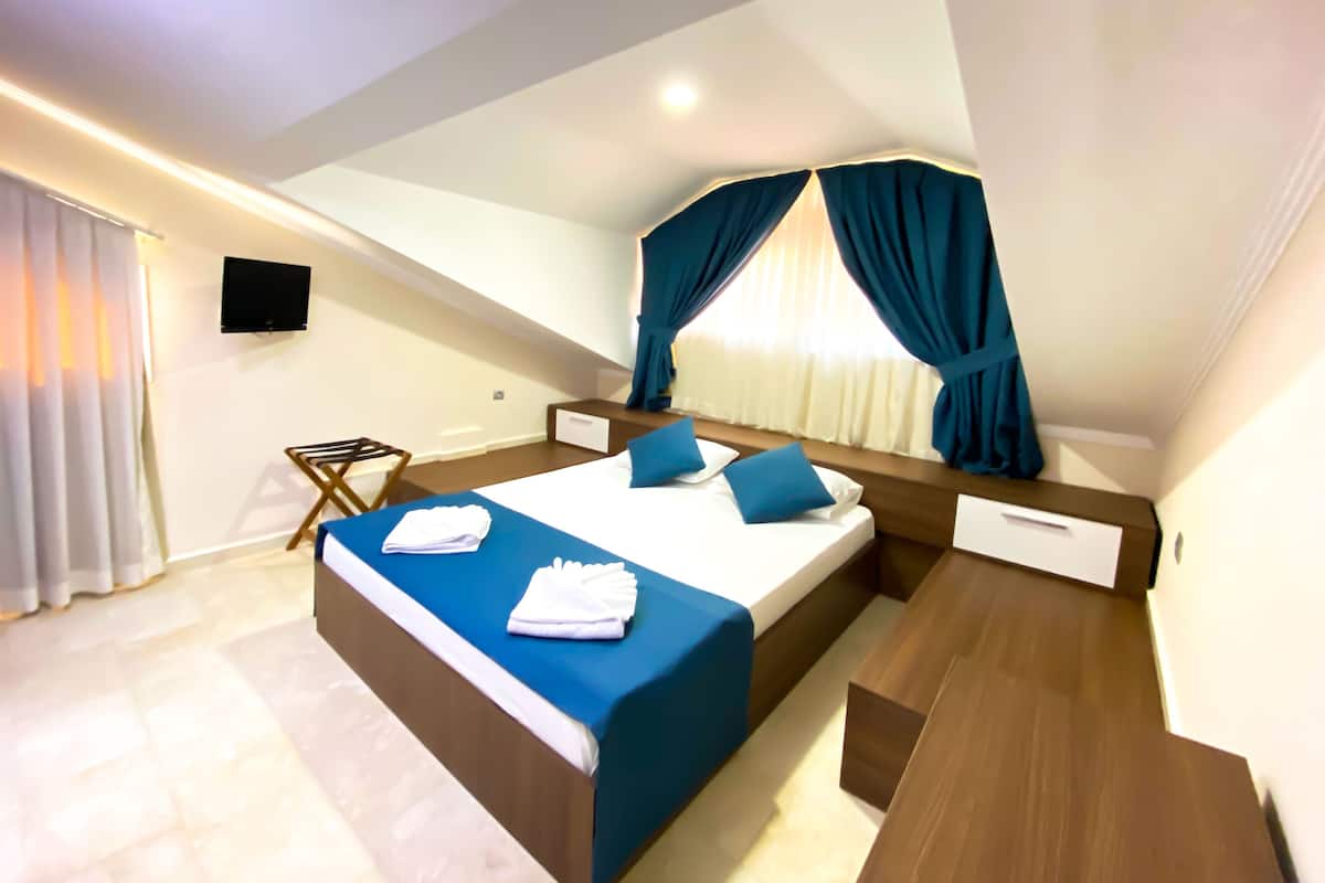 Room | 1 bedroom, Egyptian cotton sheets, premium bedding, in-room safe