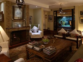 Una sala de estar acogedora con chimenea, asientos cómodos y vistas al exterior.