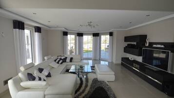 Luxury House, 4 Bedrooms, Sauna, Garden Area | Living room | Flat-screen TV, fireplace