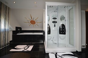Casa superluxo, 4 quartos, sauna seca, no jardim | Chuveiro