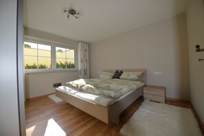 럭셔리 아파트, 침실 1개, 주방 | 거실 공간 | 평면 TV, 벽난로