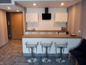Minibar, brankas, meja kerja, dan kedap suara