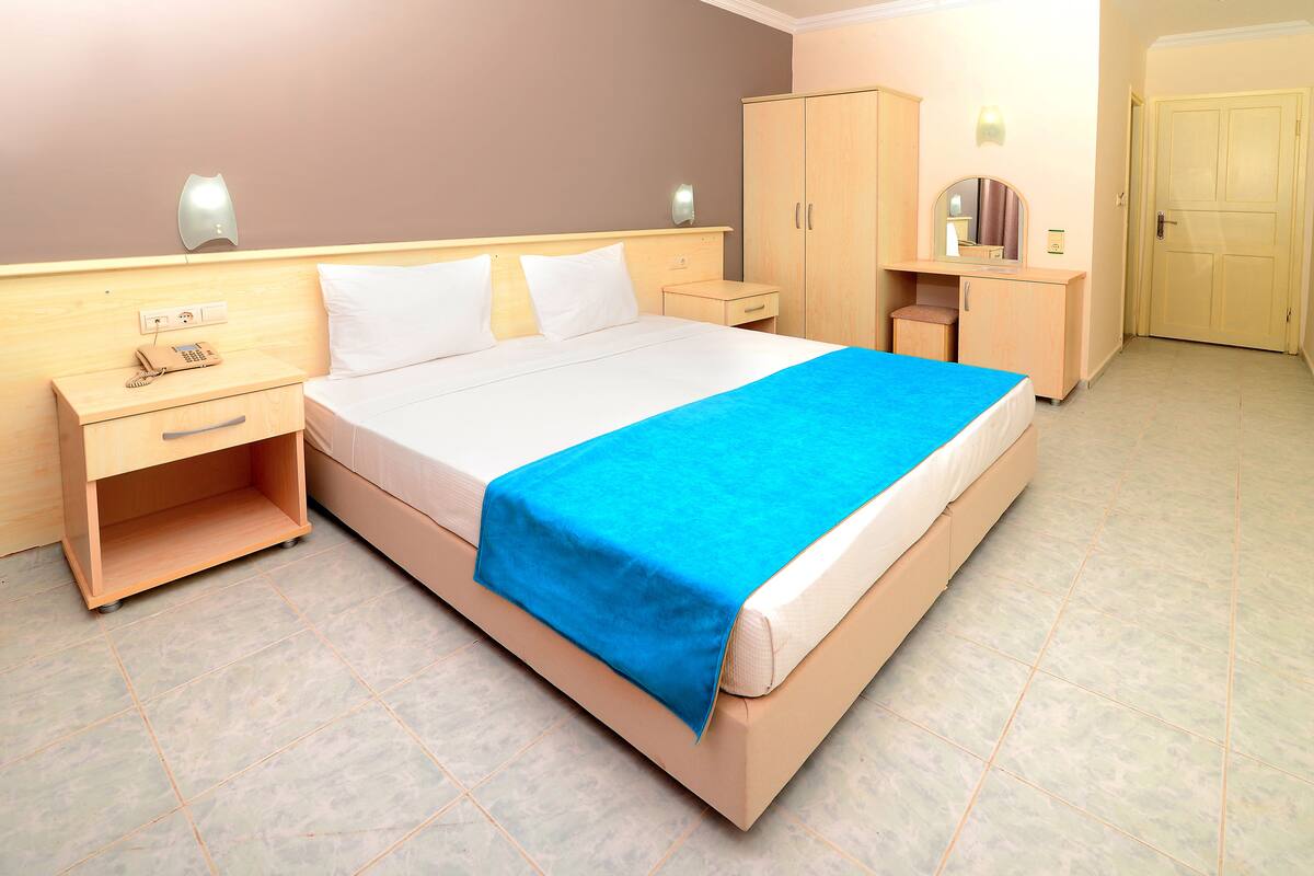 Economy Room