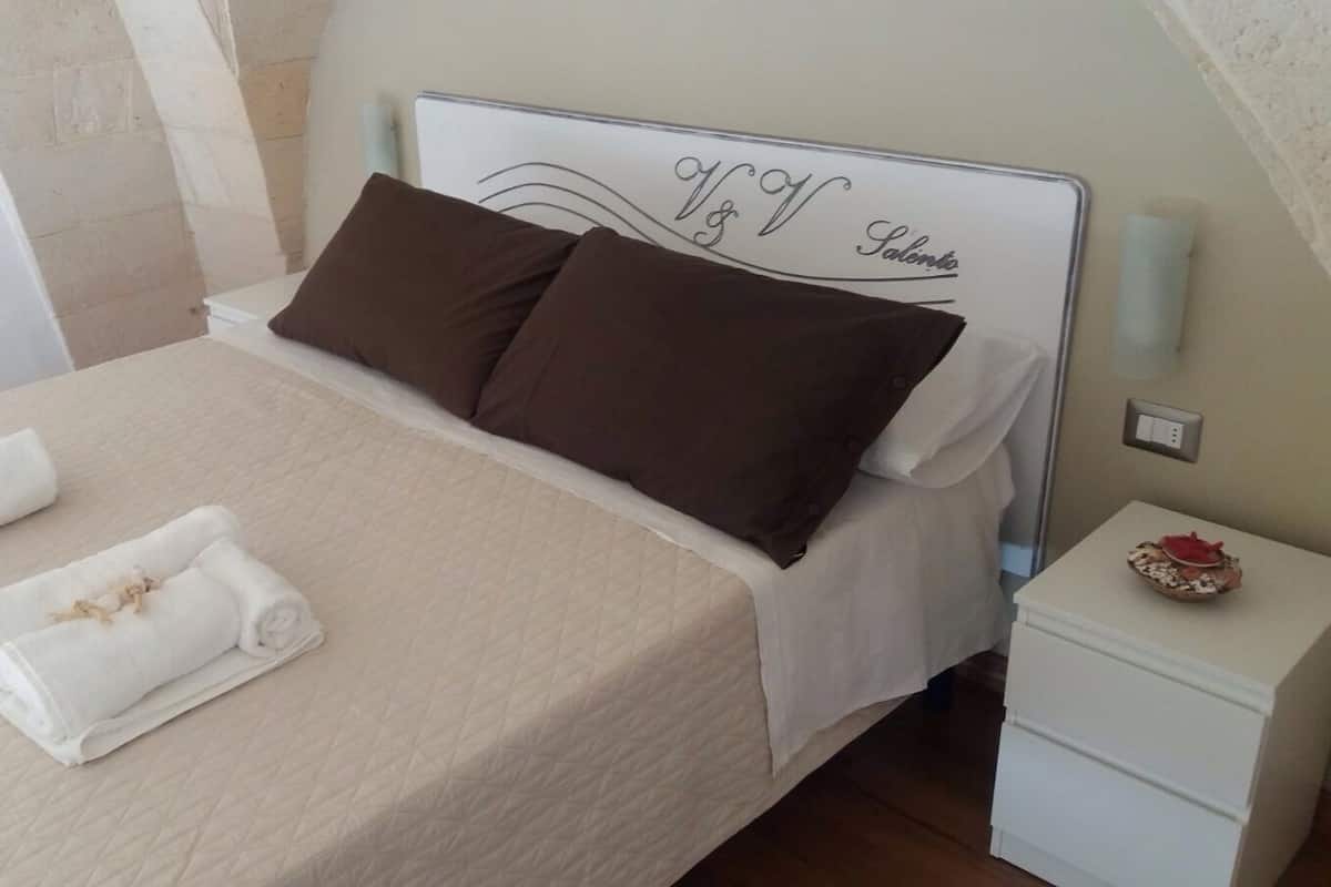 Biancheria da letto di alta qualità, una scrivania, ferro/asse da stiro