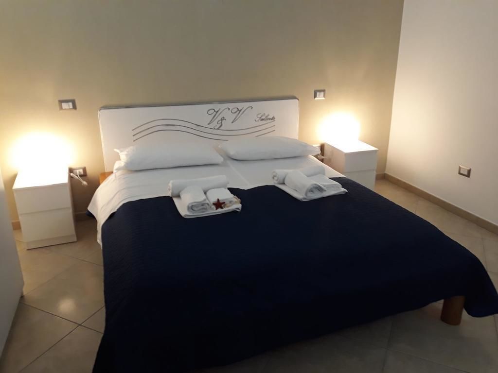 Quarto casal | Roupas de cama premium, escrivaninha, ferros/tábuas de passar roupa