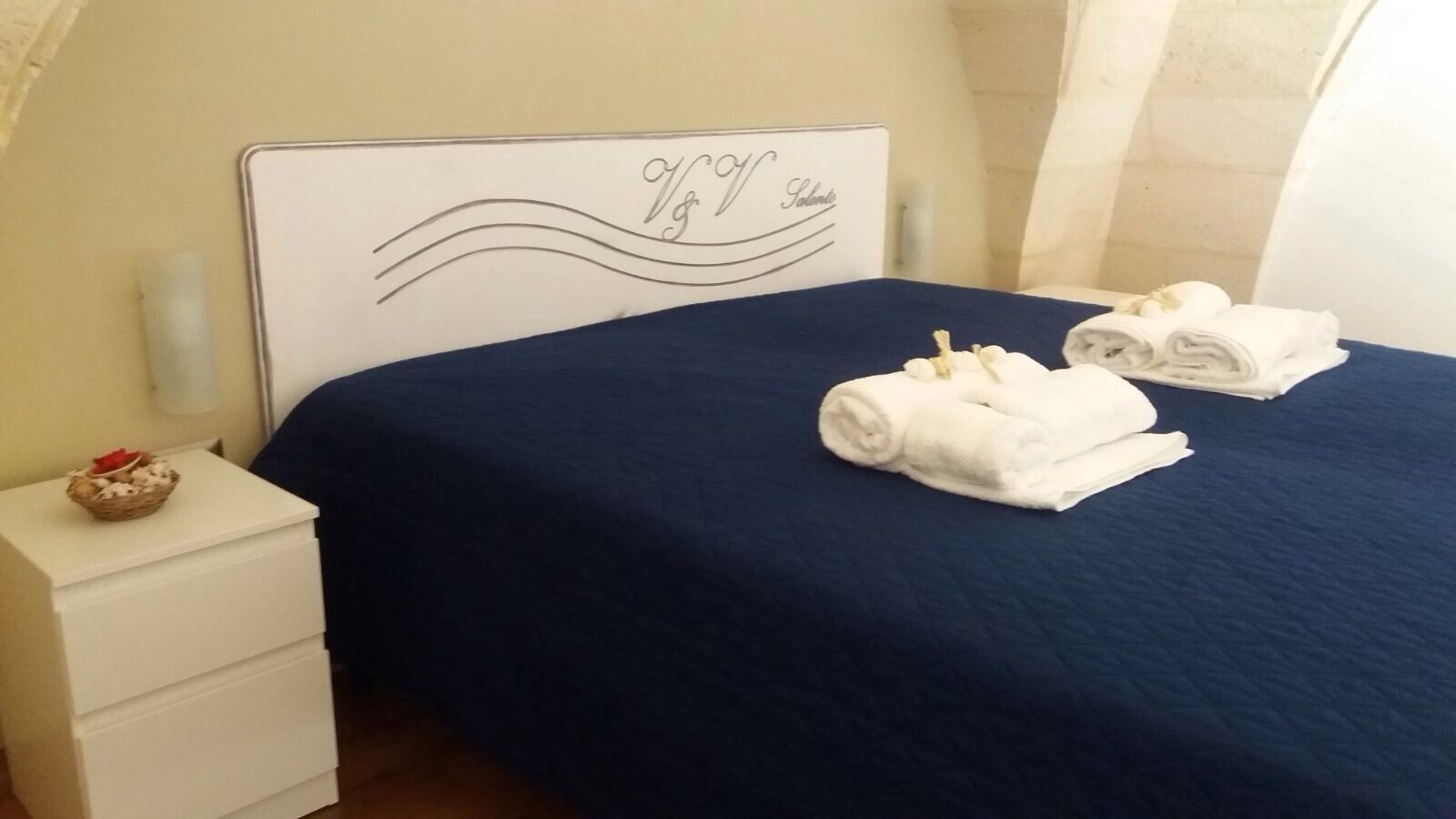 Bộ đồ giường cao cấp, bàn, bàn ủi/dụng cụ ủi quần áo 