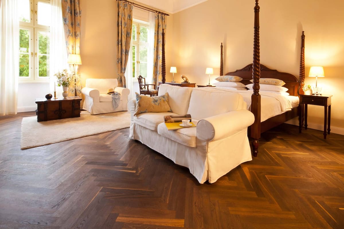 deluxe double room (bellevue zimmer) | 1 bedroom, individually decorated, individually furnished, desk