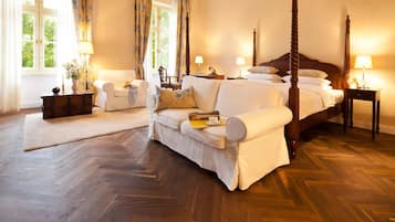 Habitación doble Deluxe (Bellevue Zimmer) | Decoración personalizada, muebles diferentes y escritorio