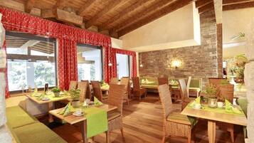 Free buffet breakfast on weekends