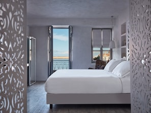 Double White suite with sea view | Minibar, safe på rommet, lydisolert og strykejern/-brett