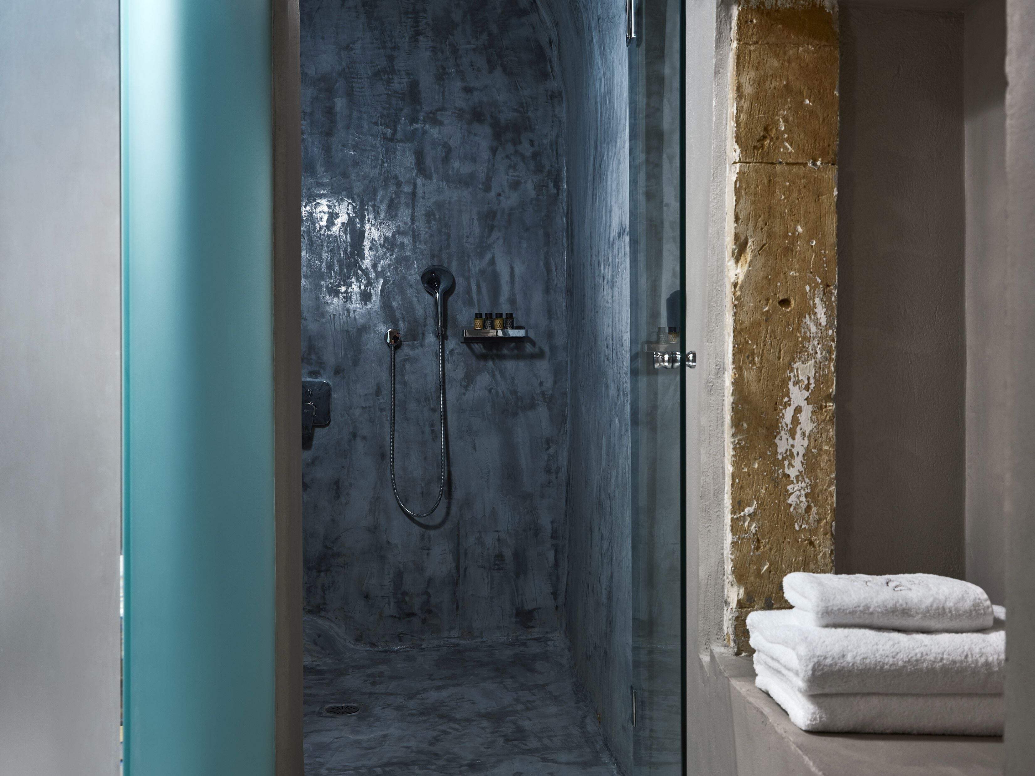 Family Suite with sea view | Bagno | Doccia, set di cortesia gratuito, asciugacapelli, pantofole