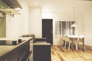 Chalet rustique économique (4 beds) | Aire de séjour | Téléviseur au plasma